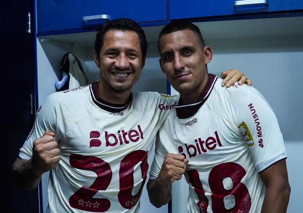 Lapadula y Valera fue la dupla de ataque titular en Universitario.
