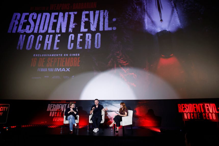 Zach Cregger estrena 'Resident Evil: Noche cero' luego de conquistar la taquilla con películas como 'Weapons' y 'Bárbaro'.