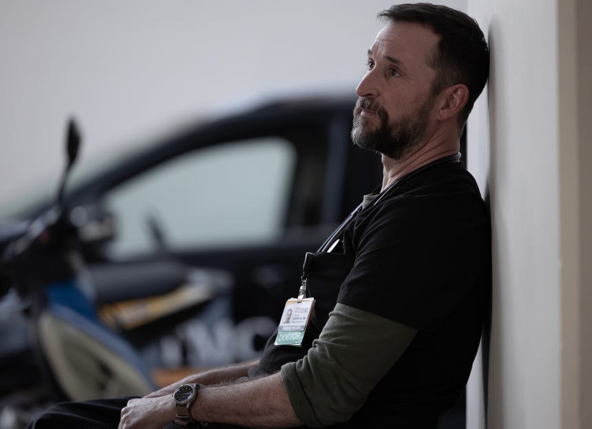 Noah Wyle protagoniza 'The Pitt' como el Dr. Michael 'Robby' Robinavitch.