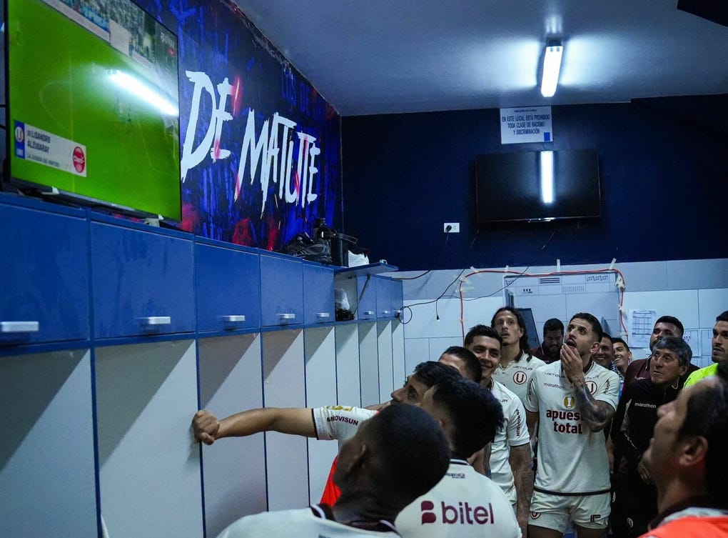 Los jugadores de la U vieron la repetición del gol de Lisandro Alzugaray.
