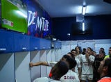 Los jugadores de la U vieron la repetición del gol de Lisandro Alzugaray.