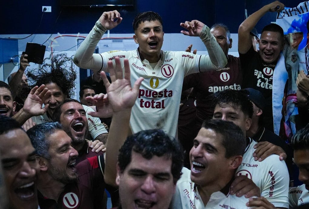 Los festejos en Universitario al vencer a Alianza Lima.