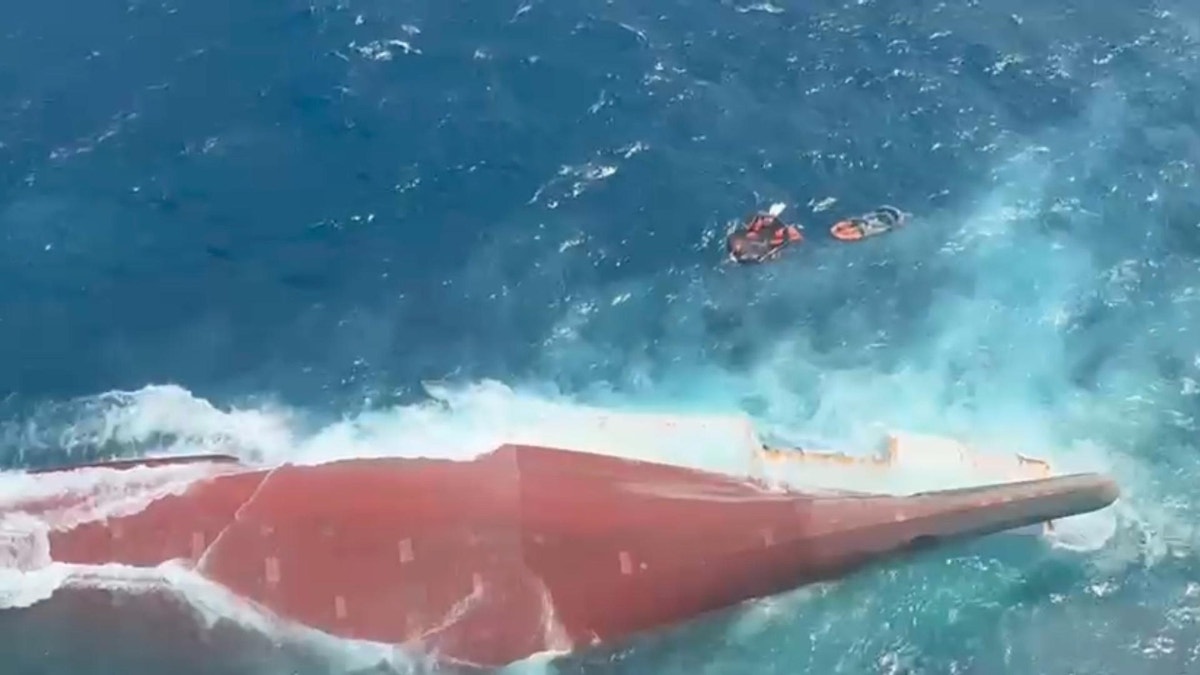 Seis muertos, 130 desaparecidos y 107 rescatados en Indonesia por el naufragio en un barco
