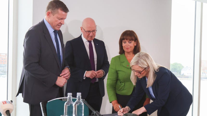 Los ministros principales de Gales, Escocia, e Irlanda del Norte firman el documento conjunto tras su reunión en Cardiff.