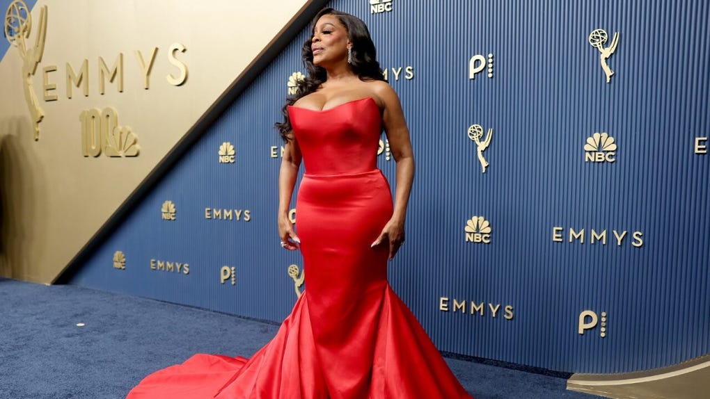 La actriz Niecy Nash-Betts, dos veces ganadora del Emmy, también llegó al Peacock Theater de Los Ángeles, California, donde se celebra la ceremonia.