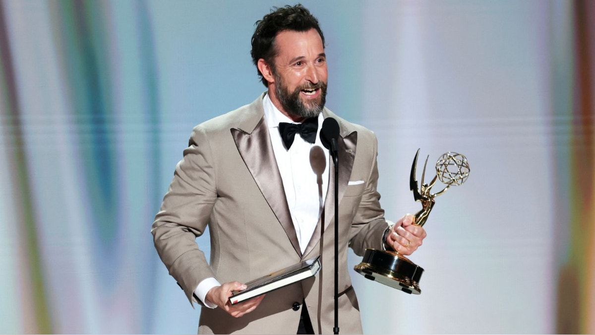 "Esto es todo lo que siempre quise hacer": Noah Wyle gana su segundo Emmy consecutivo como Mejor Actor por 'The Pitt'