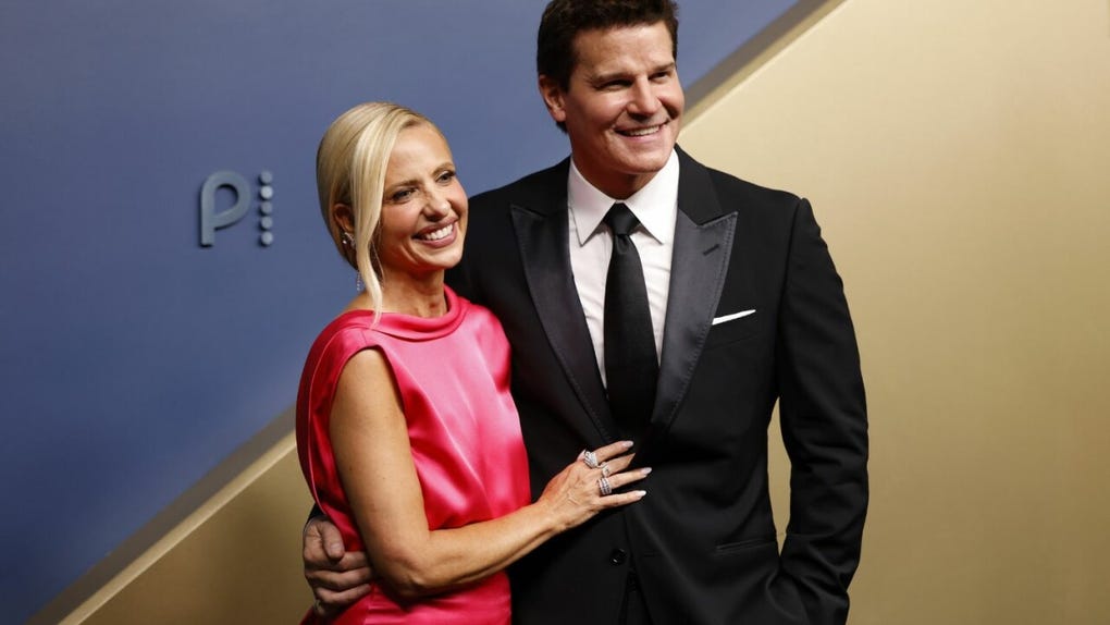 Sarah Michelle Gellar y David Boreanaz, protagonistas de Buffy, la cazavampiros y Angel, respectivamente, llegaron a los Emmy 2026 como presentadores de la ceremonia.