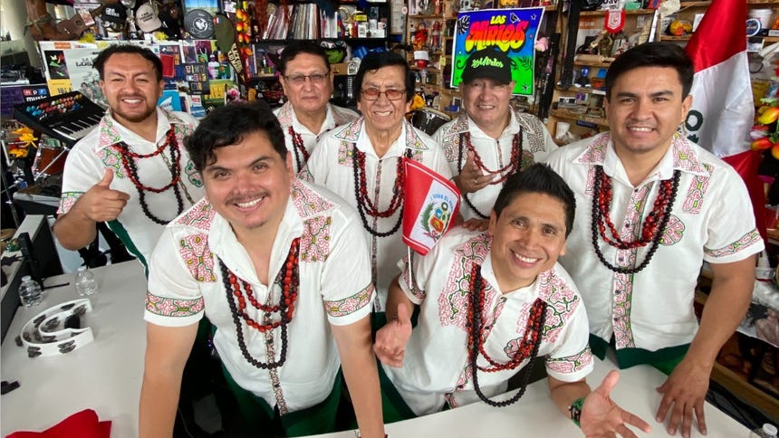 Los Mirlos llegan a ‘Tiny Desk’, el popular formato de NPR Music. Kené Kaya los vistió para la ocasión.