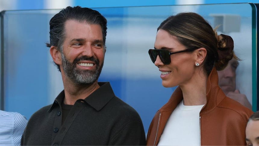 Donald Trump Jr. junto a su esposa Bettina Anderson, durante un evento en el que acompañó a su padre en Irlanda. 