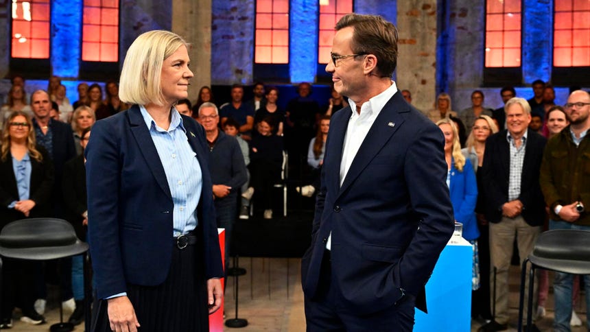 Los candidatos a primer ministro de Suecia, Magdalena Andersson (izquierda), del Partido Socialdemócrata, y Ulf Kristersson (derecha), del Partido Moderado, posan para los fotógrafos antes de un debate electoral en Gävle, Suecia, el 9 de septiembre de 2026, en vísperas de las elecciones generales del 13 de septiembre.