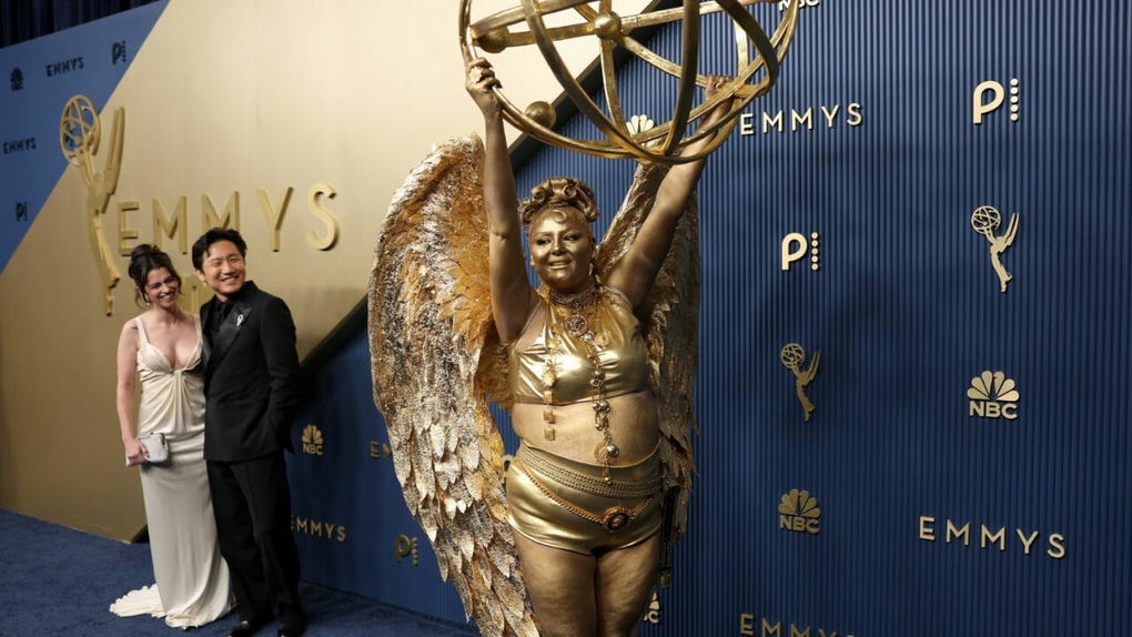 Megan Stalter sorprendió en la alfombra azul de los Emmy 2026 con un traje inspirado en la característica estatuilla de la ceremonia. La actriz fue nominada a Mejor actriz de reparto en una serie de comedia por Hacks.