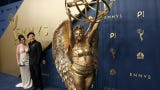 Megan Stalter sorprendió en la alfombra azul de los Emmy 2026 con un traje inspirado en la característica estatuilla de la ceremonia. La actriz fue nominada a Mejor actriz de reparto en una serie de comedia por Hacks.