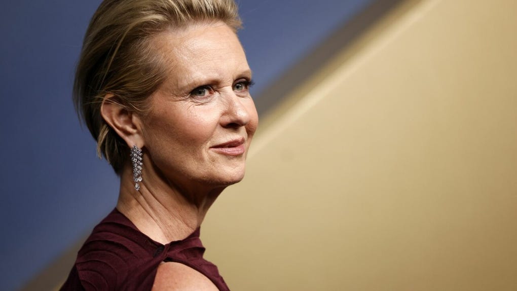 Cynthia Nixon llegó a la alfombra azul de los Emmy 2026, donde se reunió con las principales figuras de la televisión en el Peacock Theater de Los Ángeles.
