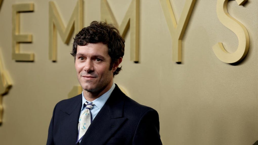 Adam Brody llegó a los Emmy 2026 tras interpretar a Noah Roklov en Nobody Wants This, serie que compite por el premio a Mejor serie de comedia.