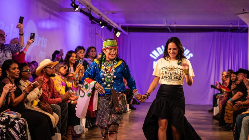 La artista shipibo-konibo Olinda Silvano junto a la diseñadora Alessandra Durand al cierre de su desfile en Indigenous New York Fashion Week.