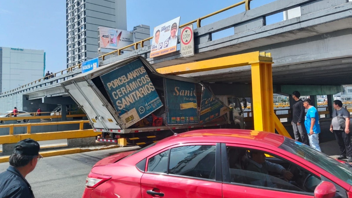 Dos camiones quedan atrapados al mismo tiempo bajo el puente de la avenida La Marina [VIDEO]