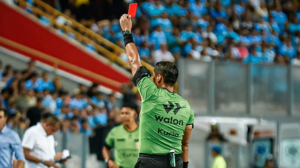 Agustín Lozano advierte cambios si no mejora rendimiento de los árbitros en la Liga 1