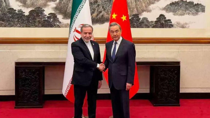 Los ministros de Exteriores chino, Wang Yi (d), e iraní, Abás Araqchí (i), se reunieron este miércoles en Pekín, en un momento de tensión en Oriente Medio por el rechazo de Teherán a negociar con Estados Unidos hasta que no se cumplan sus condiciones y a pocos días de que el presidente chino, Xi Jinping, viaje a Washington.
