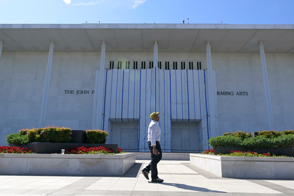 El Centro Kennedy fue clausurado el miércoles por orden del presidente Trump después de que un juez bloqueara rebautizar la institución con el nombre del mandatario republicano.