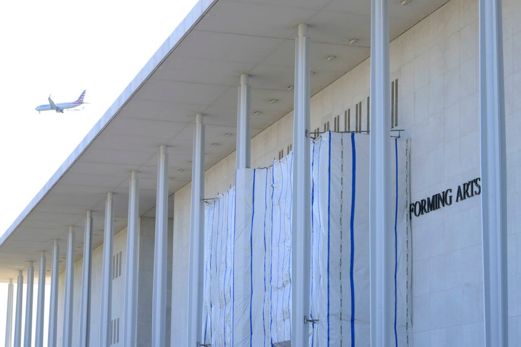 El icónico edificio fue vallado para impedir el acceso un día después de que la junta directiva aprobara su clausura inmediata, alegando motivos de seguridad y la necesidad de acometer reparaciones.