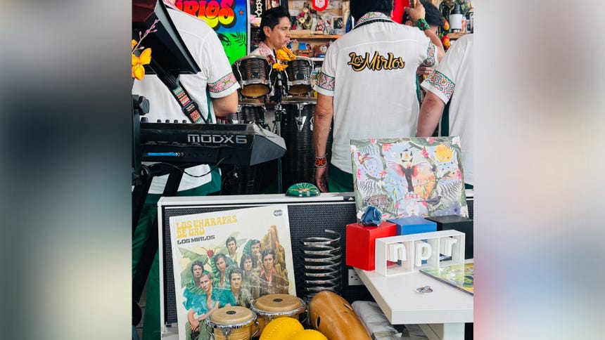 Los Mirlos llevaron decoración peruana para el Tiny Desk.