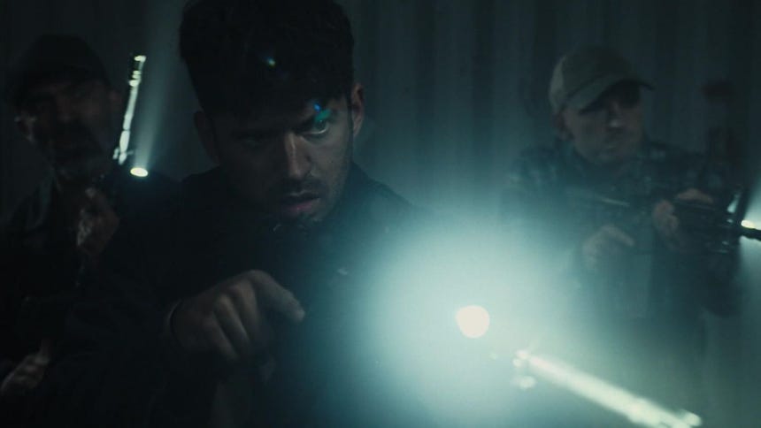 Jason Statham vuelve a la acción en esta película de conspiraciones, persecuciones y alta mar.