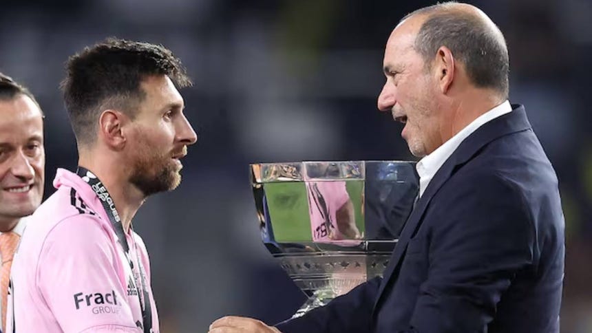 Messi y Don Garber en una anterior entrega de premiación