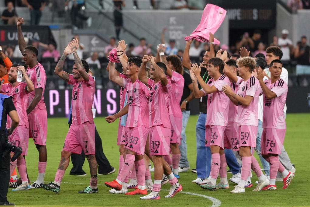 Un gol de Messi en la primera mitad, el número 100 con la camiseta del Inter Miami, y otro del mediocentro brasileño Casemiro a falta de diez minutos, a saque de esquina ejecutado por el argentino, sellaron el triunfo y firmaron el debut soñado del Kily González.