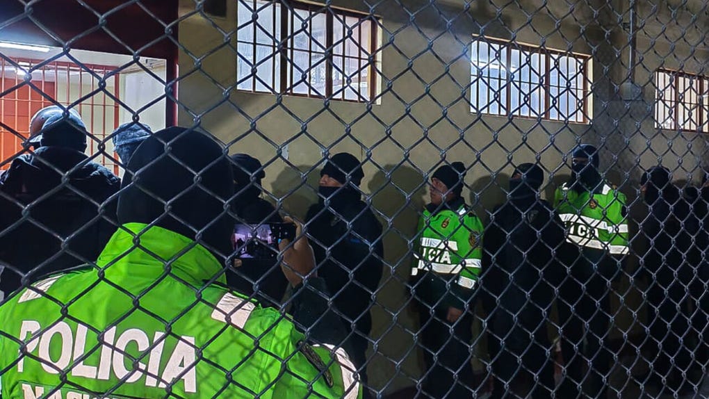 El objetivo del megaoperativo es detectar y requisar celulares, equipos electrónicos, armas, objetos contundentes “y cualquier elemento prohibido que pudiera ser utilizado para coordinar extorsiones, amenazas u otros delitos desde el interior de los penales”, según la PNP.