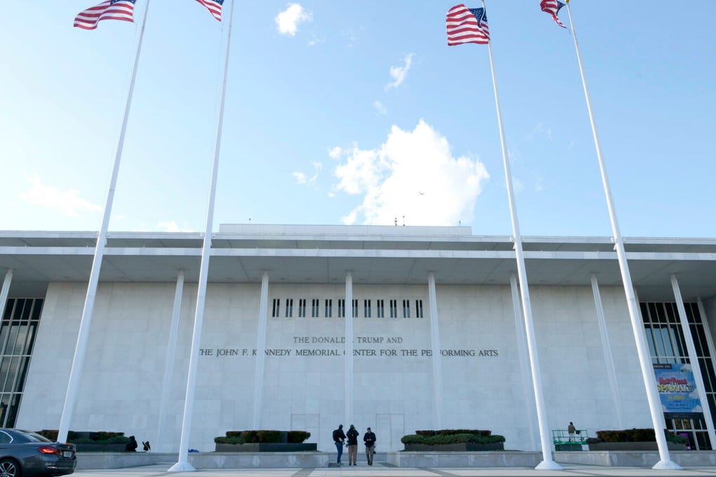 El congresista demócrata Joyce Beatty, que fue miembro del consejo de la institución cultural, ha pedido medidas legales de emergencia para impedir el deterioro y abandono del Centro Kennedy.