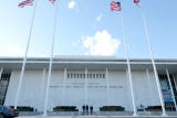 El congresista demócrata Joyce Beatty, que fue miembro del consejo de la institución cultural, ha pedido medidas legales de emergencia para impedir el deterioro y abandono del Centro Kennedy.