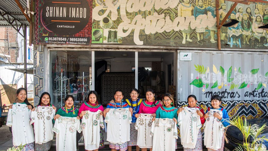 Las artesanas shipibo-konibo de la comunidad Shinan Imabo trabajan en colaboración con la marca Kené Kaya desde hace más de cinco años.