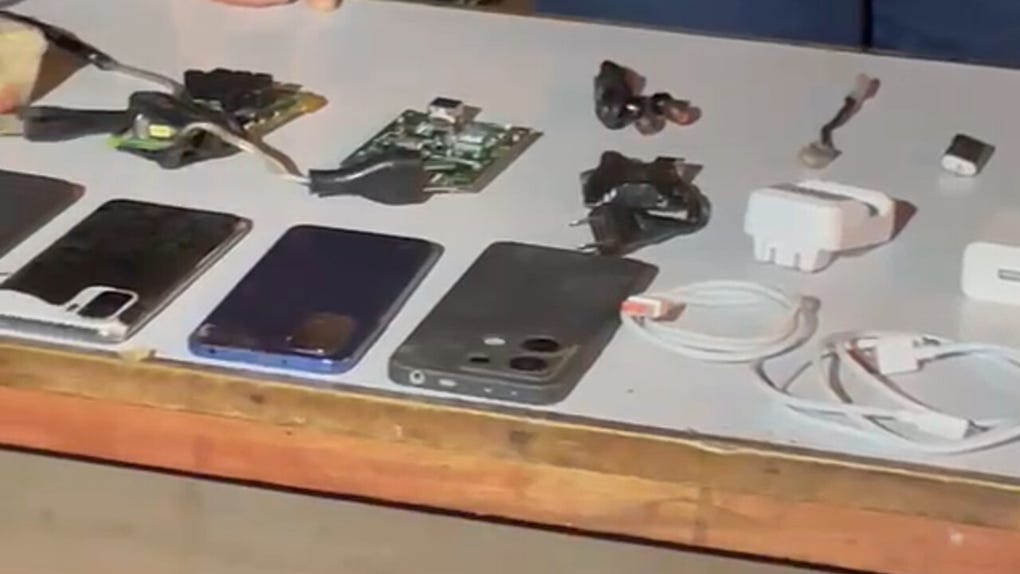 Celulares y cargadores hallados durante la requisa.