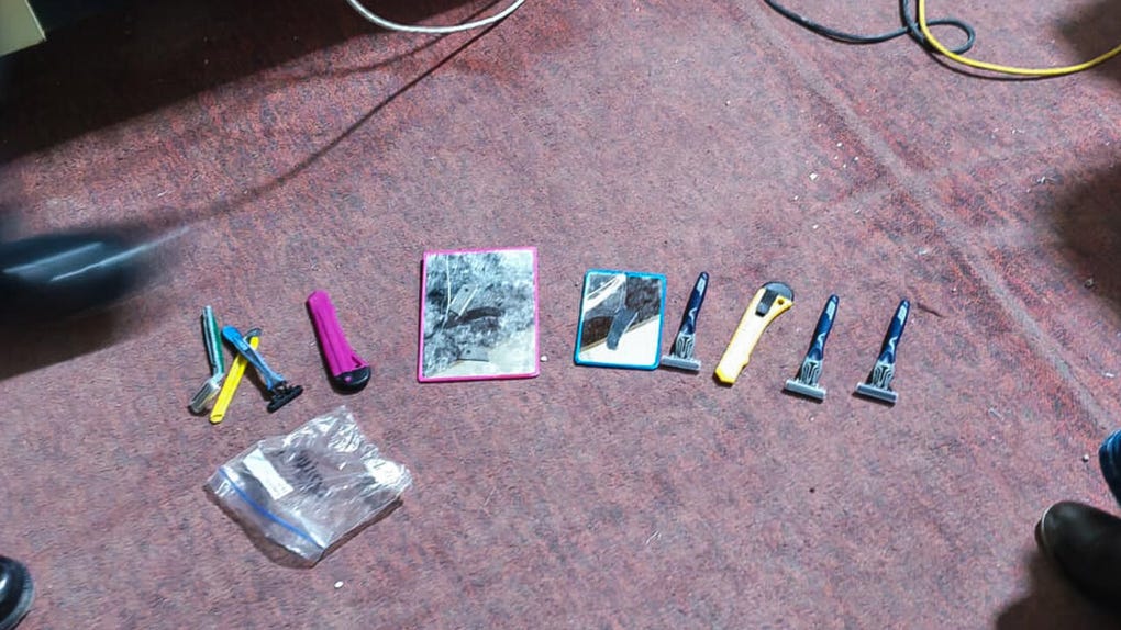 Armas punzocortantes encontradas durante el allanamiento de las celdas.