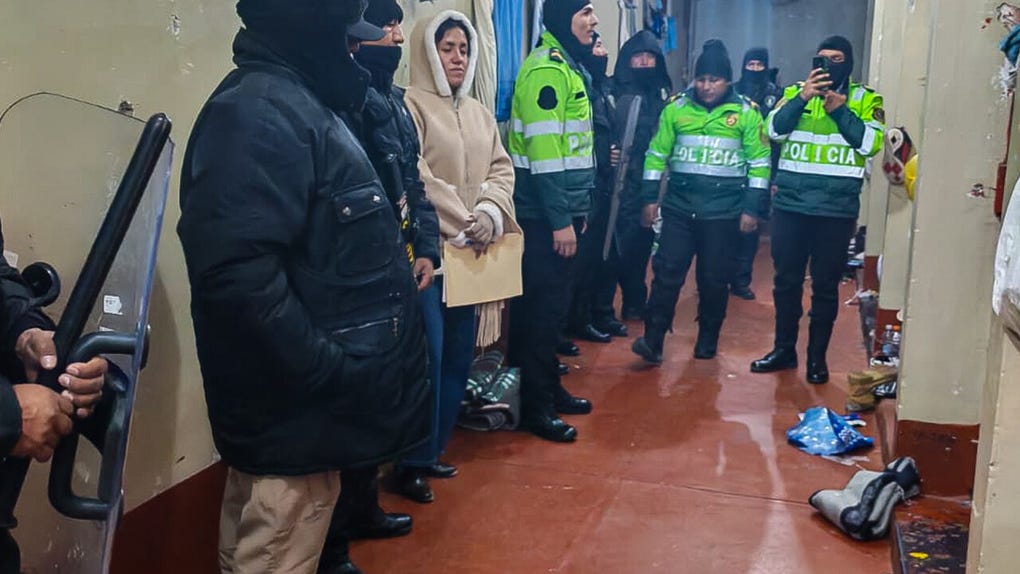 Más de 380 efectivos de la Policía Nacional participaron en el megaoperativo simultáneo realizado en cinco establecimientos penitenciarios del país.