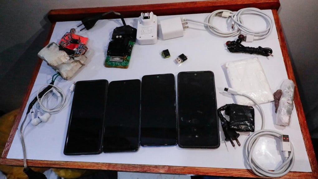 En el establecimiento penitenciario Miguel Castro Castro, se incautaron 19 teléfonos celulares, cuatro routers, 28 cargadores y nueve audífonos, equipos que presuntamente eran utilizados para mantener comunicaciones no autorizadas desde el interior del recinto.