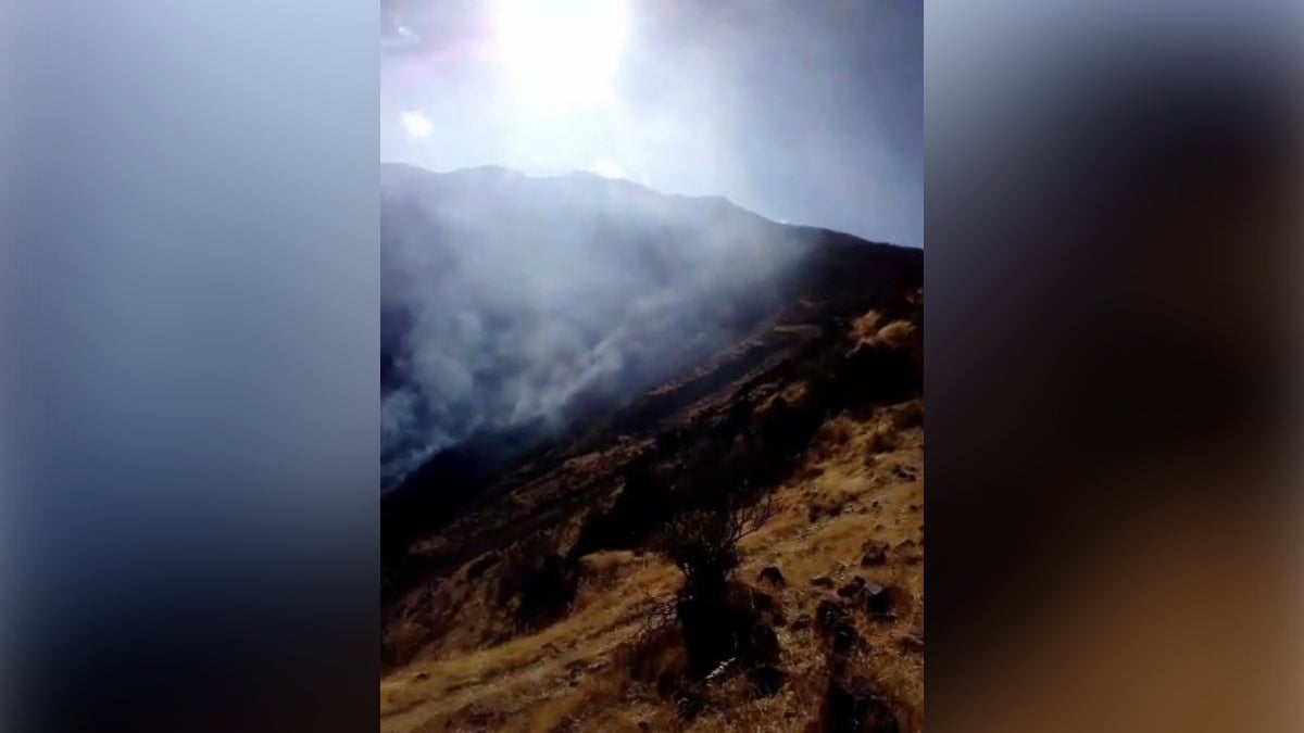El incendio forestal se extiende en una zona inaccesible del anexo de Aymalla. 