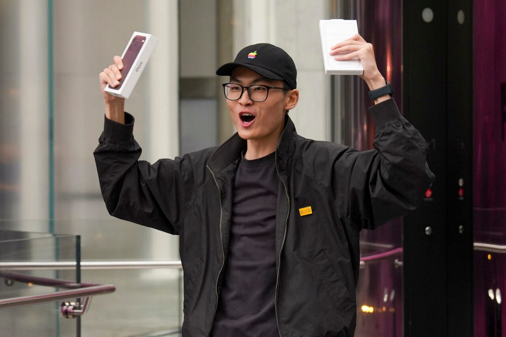 La presencia del nuevo CEO de Apple generó entusiasmo entre los asistentes durante la apertura de la tienda neoyorquina.