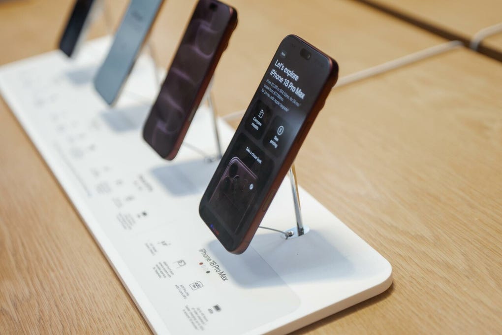 La fachada de la icónica tienda de Apple en Nueva York fue decorada con vinilos en tono borgoña para el lanzamiento del iPhone 18 Pro.