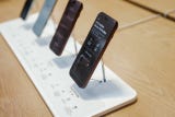 La fachada de la icónica tienda de Apple en Nueva York fue decorada con vinilos en tono borgoña para el lanzamiento del iPhone 18 Pro.
