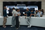 La tienda de Apple en la Quinta Avenida recibió a los clientes que acudieron por los nuevos iPhone 18 Pro y Pro Max.