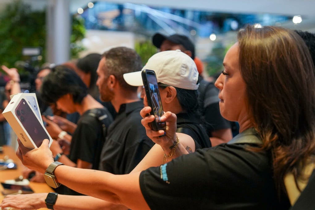 Otros, en cambio, aguardaron desde la noche anterior para conseguir el nuevo iPhone 18 Pro Max y estar entre los primeros clientes de la jornada.