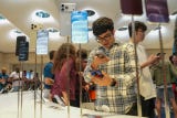 Algunos interesados en Nueva York llegaron a las 4 de la madrugada para ser uno de los primeros compradores.