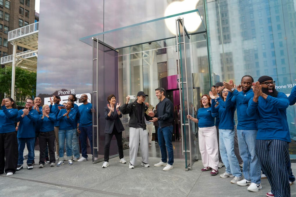 John Ternus, nuevo director ejecutivo de Apple, recibió a los primeros compradores en la tienda de la Quinta Avenida.