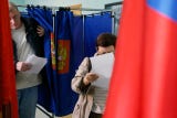 Los habitantes en las cuatro regiones ucranianas anexionadas por Rusia en 2022 -Donetsk, Lugansk, Jersón y Zaporiyia- votarán por primera vez en unas elecciones parlamentarias. En particular, en Donetsk comenzó a votarse por adelantado el 8 de septiembre por motivos de seguridad.