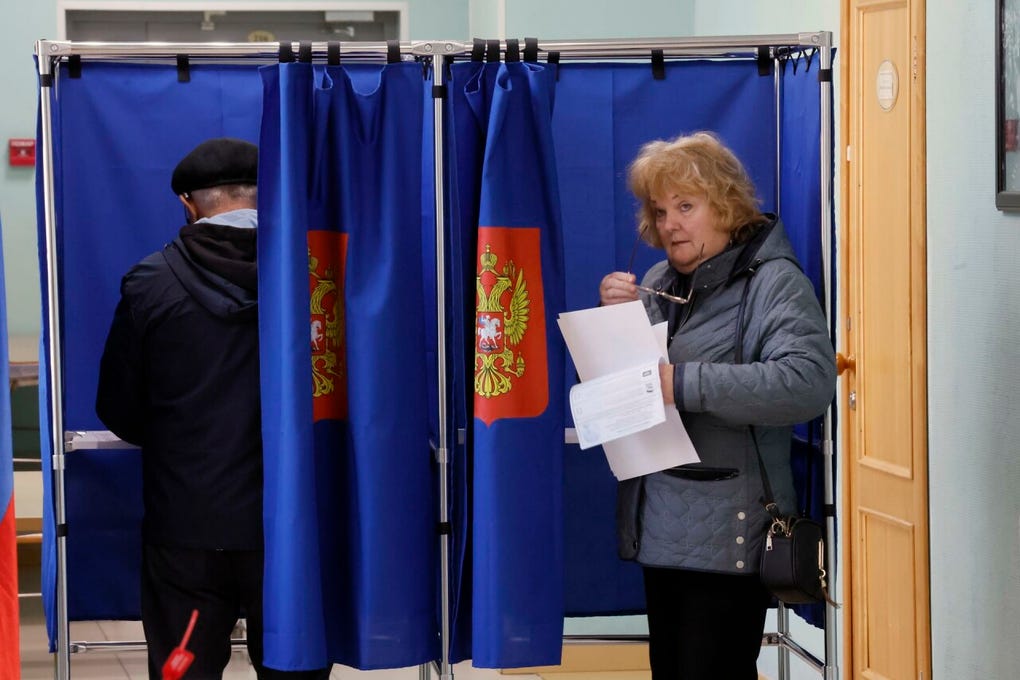El presidente ruso, Vladímir Putin, llamó a los rusos a votar para contribuir a la victoria en la guerra en Ucrania, en lo que coinciden diez de los once partidos que concurren en estas elecciones.