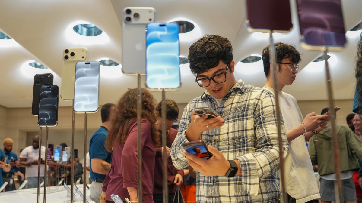 iPhone 18 debuta en las tiendas físicas de Apple con filas y gran expectativa [FOTOS]