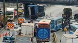 Otra vez el mismo problema: camión quedó atascado en puente de la Vía de Evitamiento y causó gran congestión