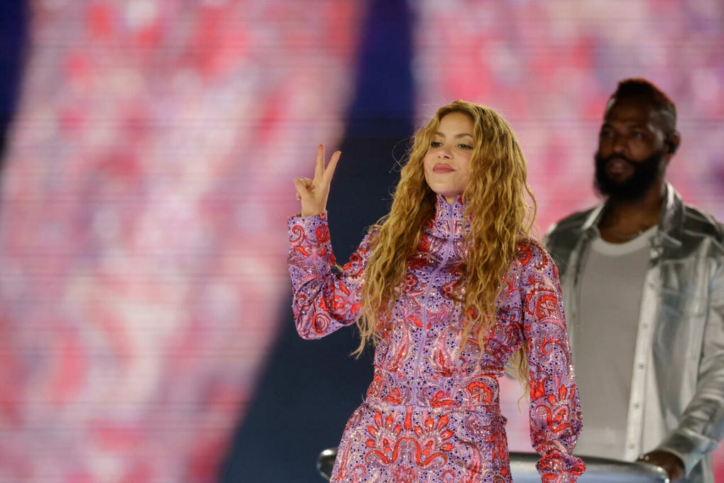 Shakira, que no ha dejado de ser en realidad relevante desde aquel Pies descalzos de 1995 que la trajo a España por primera vez (o desde Servicio de lavandería, en 2001, con el que dio el salto al mercado anglosajón, ha dejado constancia de ello en una treintena de canciones, muchas en formato reducido, hasta su último número 1 global hace solo unas semanas, Dai Dai.