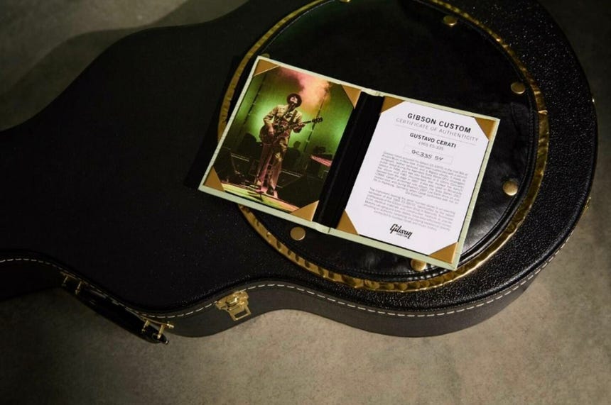 Fotografía cedida por Gibson que muestra un certificado de autenticidad de una réplica de una de las guitarras del argentino Gustavo Cerati.